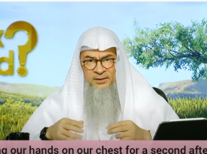 Joined imam in sujood, do I put hands on chest for a second after saying Allahuakbar